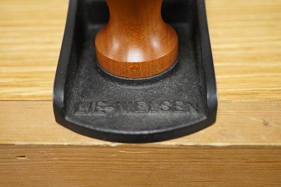 A Lie-Nielsen Toolworks No.5 1/4 smoothing plane, sold in addition with the later version of the chipbreaker